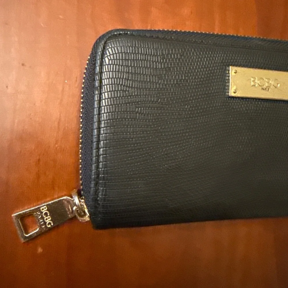 BCBG‎ wallet long black gold zipper